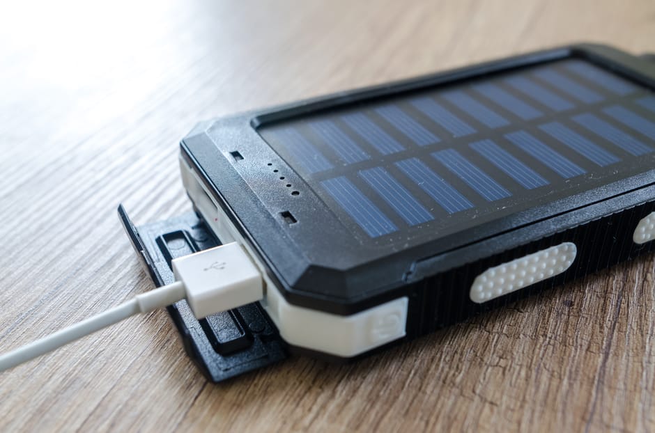 ソーラー充電に対応するポータブル電源