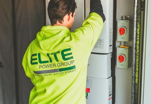 家庭用蓄電池システムの設置風景