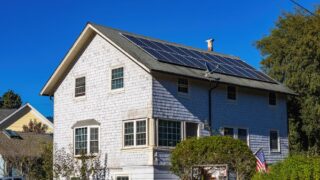 太陽光パネルが設置された住宅の外観