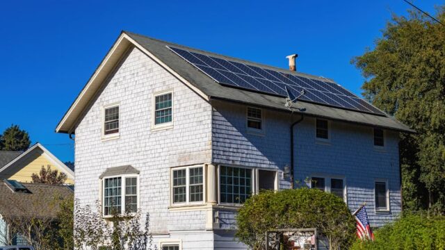 太陽光パネルが設置された住宅の外観