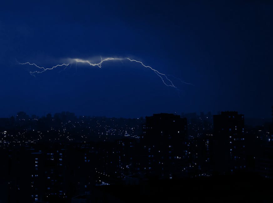停電時の夜景とポータブル電源の防災利用イメージ