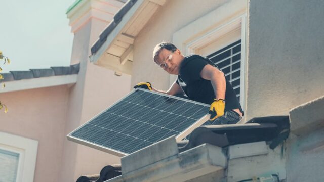 撤去作業中の太陽光発電パネル