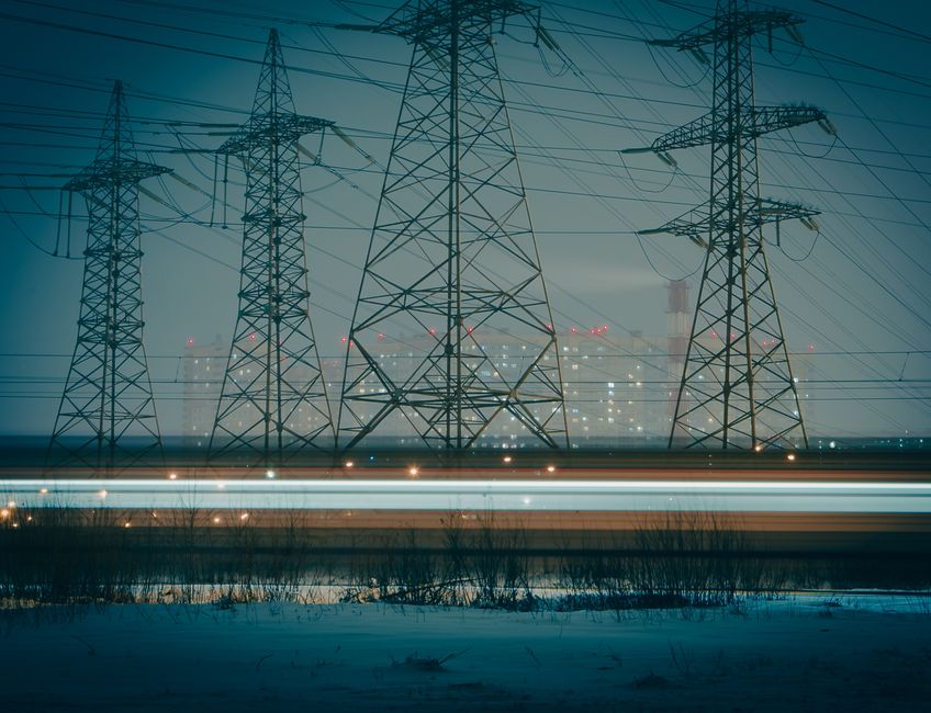 夜の街並みと電力