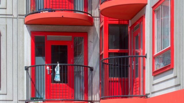 蓄電池の設置を検討するマンションの外観とベランダ