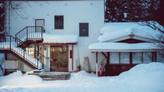寒冷地対応の蓄電池の選び方｜雪に覆われた住宅