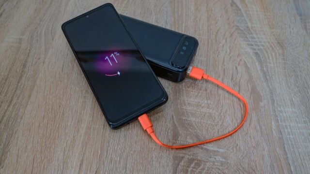 充電できないポータブル電源を確認する様子