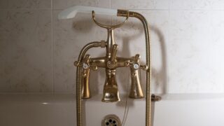 停電時にエコキュートのタンクのお湯をシャワーで使うイメージ