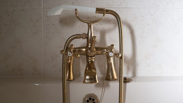 停電時にエコキュートのタンクのお湯をシャワーで使うイメージ