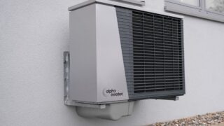 エコキュートの貯湯タンクとヒートポンプ