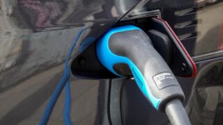 EVの充電プラグと電気代のイメージ