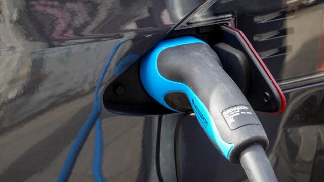 EVの充電プラグと電気代のイメージ