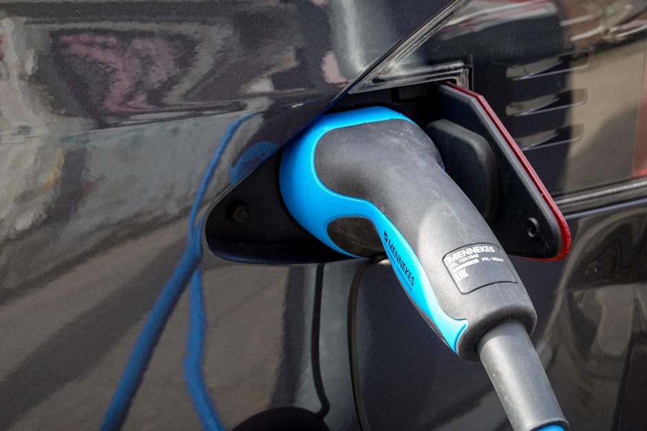 EVの充電プラグと電気代のイメージ