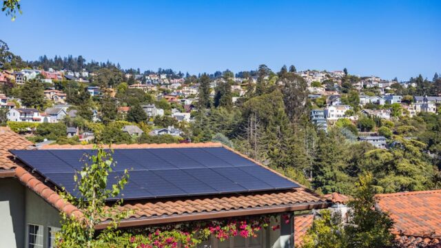 福井県の住宅に設置された太陽光発電パネル