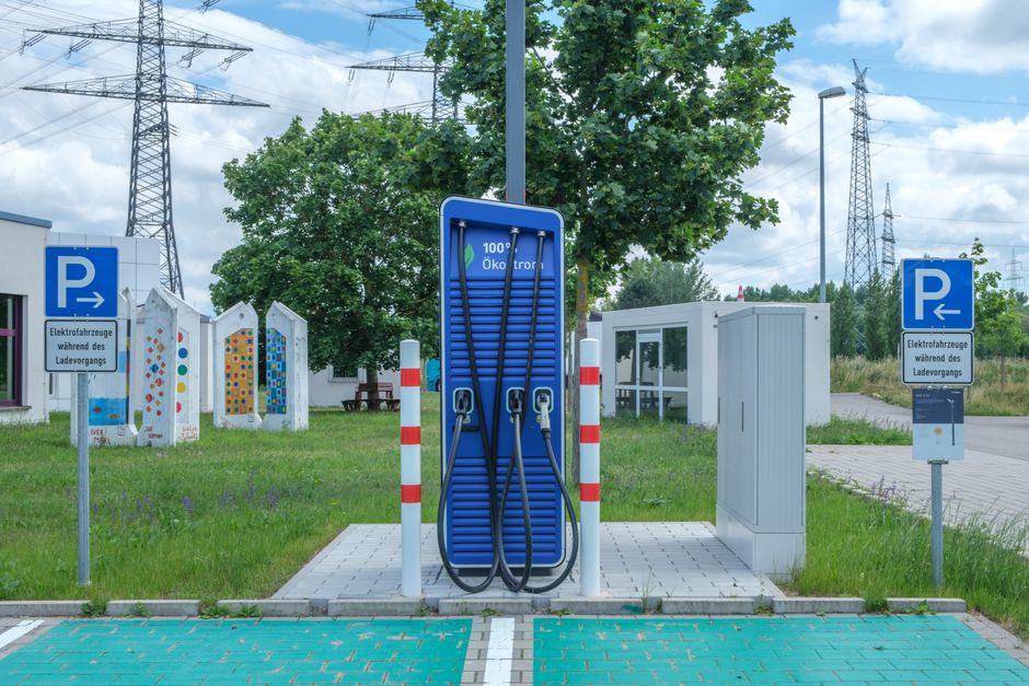 V2Hで電気自動車から自宅へ給電するイメージ