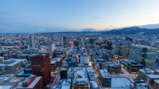 雪化粧した北海道・札幌の街並み