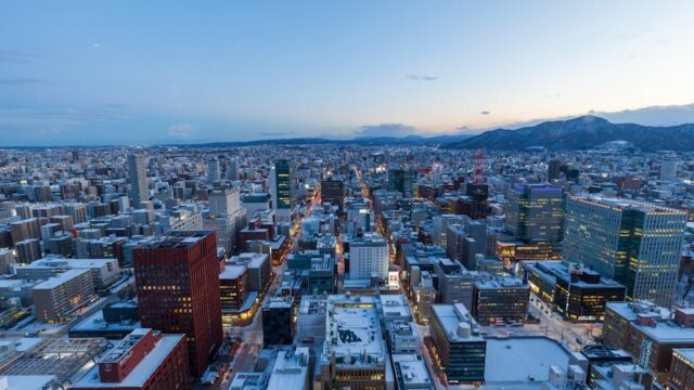 雪化粧した北海道・札幌の街並み