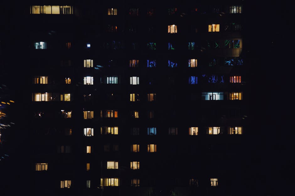 夜の住宅と電気の明かり
