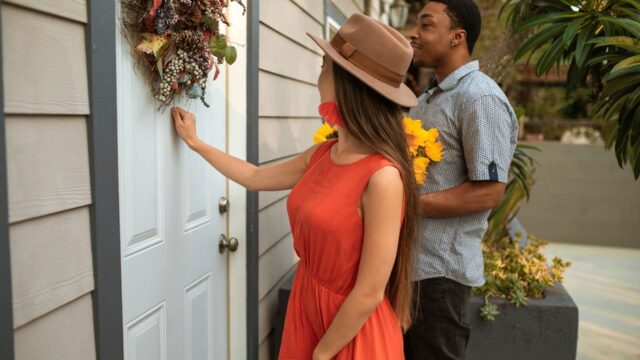 住宅のインターホン越しに訪問販売の営業を断るイメージ