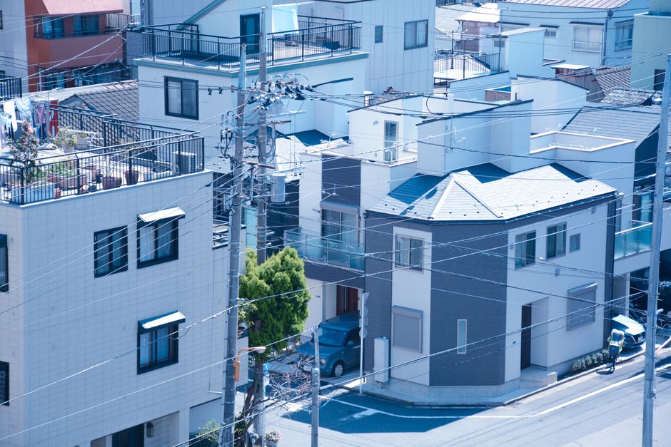 東京都の住宅街と太陽光発電のイメージ