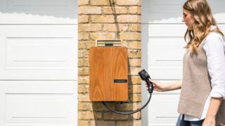 V2Hで自宅充電するEVのイメージ