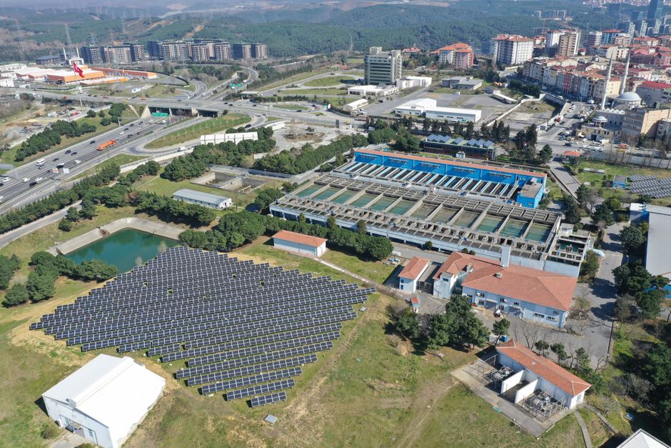 Discover a solar farm and urban landscape in Eyüpsultan, İstanbul, Türkiye.